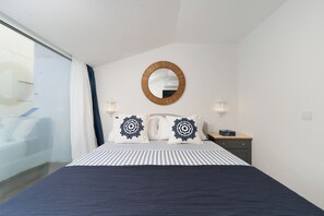 Desk, iron/ironing board, free WiFi, bed sheets - Charming small Old Town townhouse with private rooftop terrace; on the promenade doorstep and 20 min walk to Praia da Rocha. Sleeps up to 4,  AC throughout, flat screen TVs,  balcony & free parking nearby, perfect for couples (Portimao)