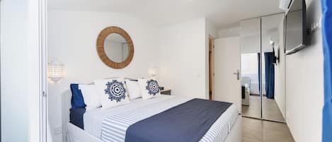 Escritorio, tabla de planchar con plancha, wifi gratis y ropa de cama