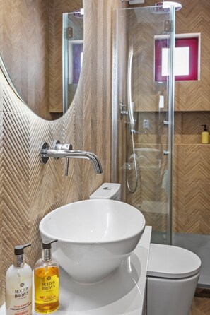 Hair dryer, towels - Beautifully refurbished upper townhouse, one of two independent homes in Alvor Old Town. Steps from the waterfront, restaurants and beach, with 2 bedrooms, AC throughout, and access to sunny terraces, Jacuzzi Bath and sea views. (Portimao)