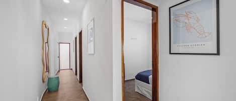 Escritorio, tabla de planchar con plancha, wifi gratis y ropa de cama