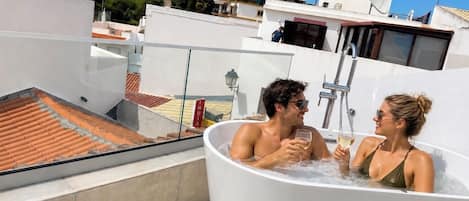 Outdoor spa tub