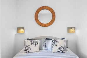 Desk, iron/ironing board, free WiFi, bed sheets - Beautifully refurbished upper townhouse, one of two independent homes in Alvor Old Town. Steps from the waterfront, restaurants and beach, with 2 bedrooms, AC throughout, and access to sunny terraces, Jacuzzi Bath and sea views. (Portimao)