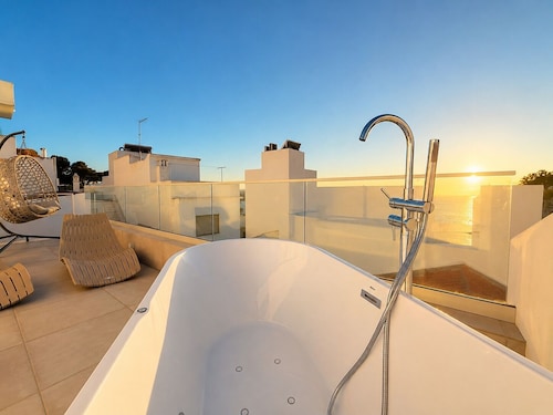 Beautifully refurbished upper townhouse, one of two independent homes in Alvor Old Town. Steps from the waterfront, restaurants and beach, with 2 bedrooms, AC throughout, and access to sunny terraces, Jacuzzi Bath and sea views.