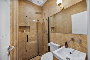 Hair dryer, towels - Beautifully refurbished ground Townhouse, one of two independent homes in Alvor Old Town. Steps from the waterfront, restaurants and beach, with 2 bedrooms, AC throughout, and access to sunny terraces, Jacuzzi Bath and sea views. (Portimao)