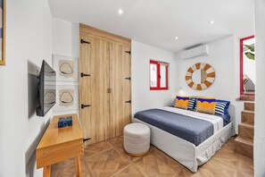 Desk, iron/ironing board, free WiFi, bed sheets - Beautifully refurbished ground Townhouse, one of two independent homes in Alvor Old Town. Steps from the waterfront, restaurants and beach, with 2 bedrooms, AC throughout, and access to sunny terraces, Jacuzzi Bath and sea views. (Portimao)