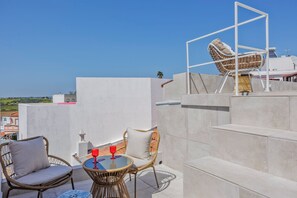 Terrace/patio - Beautifully refurbished ground Townhouse, one of two independent homes in Alvor Old Town. Steps from the waterfront, restaurants and beach, with 2 bedrooms, AC throughout, and access to sunny terraces, Jacuzzi Bath and sea views. (Portimao)