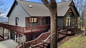 A two-story cabin with a balcony, a covered porch, and a large window. - Mtn Resort Getaway - 4 Bed, 3 Bath - Lake with Kayaks , Golf, Pools, Pickleball (Jasper)
