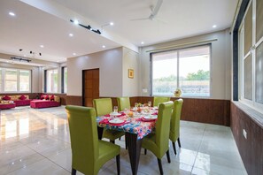 Deluxe Villa, Balcony, Garden View | Dining - ELIVAAS 3 BHK Amber Villa With Pvt Pool (Khori Jamalpur)