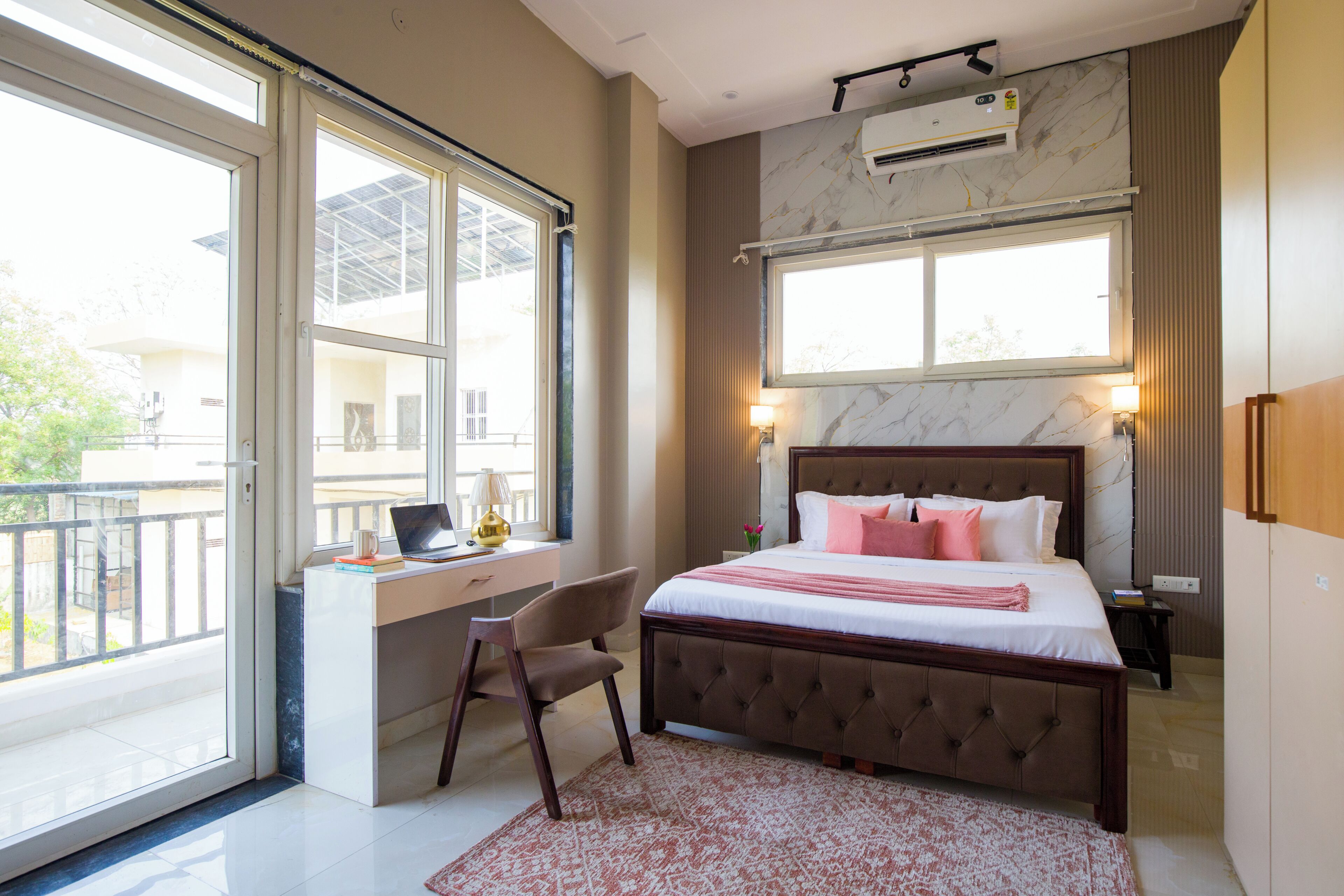 Vila luxo, sacada, vista para o jardim