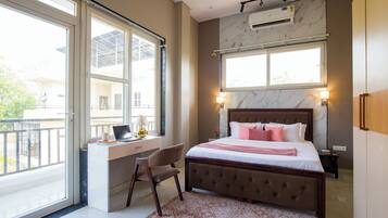 Vila luxo, sacada, vista para o jardim