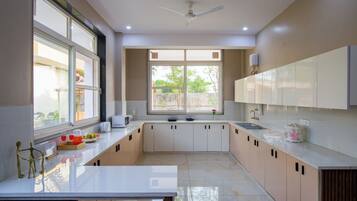 Deluxe Villa, Balcony, Garden View | Private kitchen