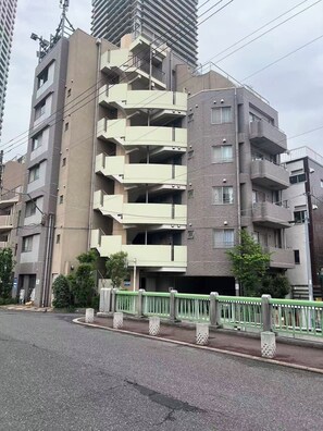Exterior - 5 min walk from Nishi-Shinjuku 5-chome station, large family of 7, loop balcony (新宿区)