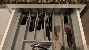 Eine Schublade mit Besteck und Küchenutensilien.