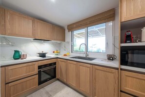 Fridge, microwave, oven, dishwasher - Charming Seaside Stay in Verga - Relax in Style (Paralia Vergas)