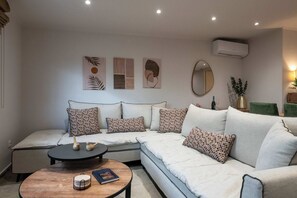 TV, offices - Charming Seaside Stay in Verga - Relax in Style (Paralia Vergas)
