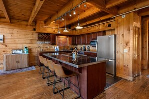 Coffee/tea maker, fridge, microwave, oven - New 3BR | Incredible Views | Hot Tub | Game Loft (Gatlinburg)