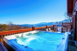 Outdoor spa tub - *New 3BR | Incredible Views | Hot Tub | Game Loft (Gatlinburg)