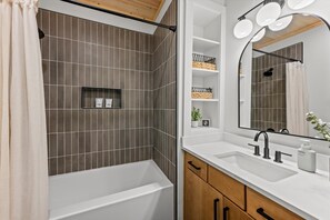 Shower, hair dryer, towels, shampoo - *New* Modern Gatlinburg Cabin | Fire Pit | Hot Tub (Gatlinburg)