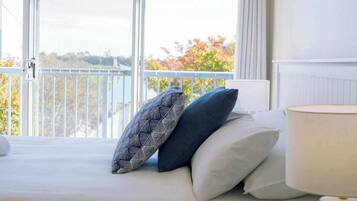 Iron/ironing board, Internet, bed sheets