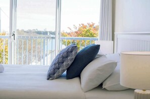 Iron/ironing board, Internet, bed sheets - Bright 2BDR Apt with Pool Access Williamstown (Williamstown)