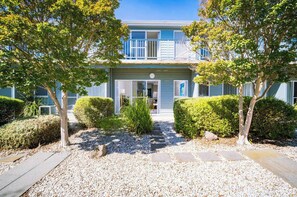 Exterior - Bright 2BDR Apt with Pool Access Williamstown (Williamstown)