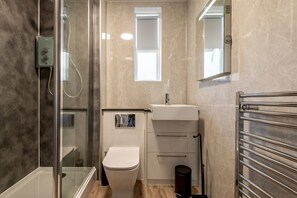 Shower, hair dryer, towels, soap - Marine Place | Flat 14 (St Andrews)