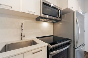 Superior Apartment, Balcony, City View | Private kitchen - Meramont Hotel Centre Ville (Montréal)