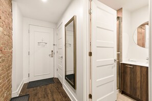 Superior Apartment, Balcony, City View | Bathroom - Meramont Hotel Centre Ville (Montréal)