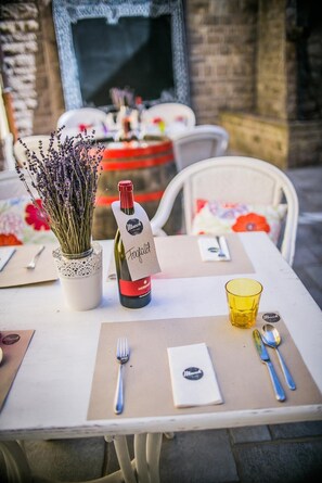 Outdoor dining - Imola Udvarhaz Dessert Hotel (Eger)