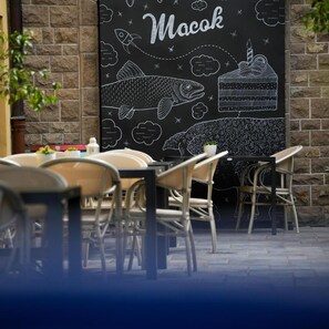 Outdoor dining - Imola Udvarhaz Dessert Hotel (Eger)