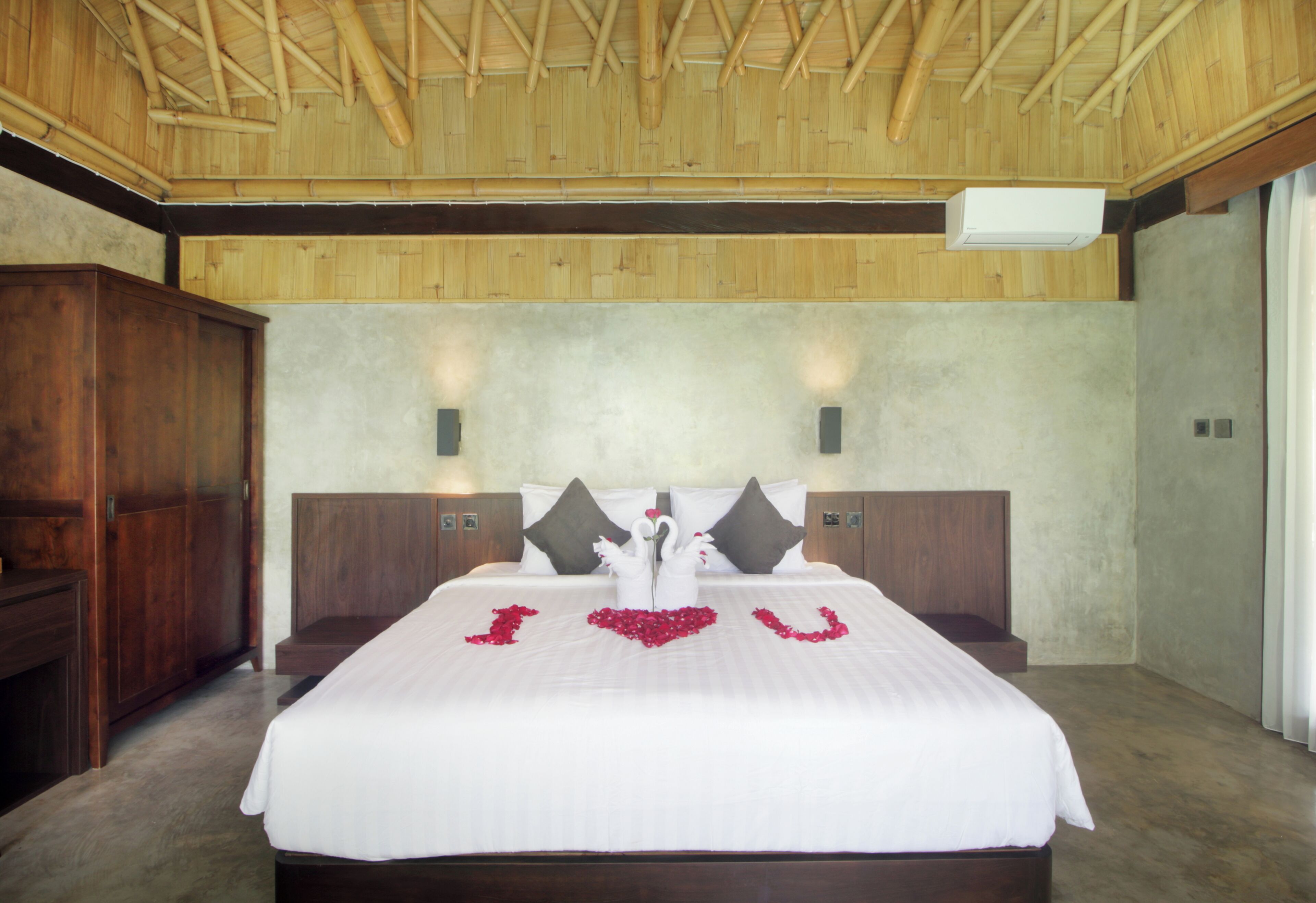 Deluxe Villa | In-room safe, blackout drapes, iron/ironing board, free WiFi