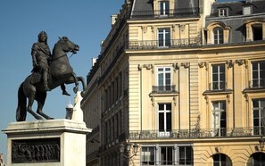 Point of interest - THE ESSENCE OF LUXURY LIVING IN A MAGNIFICIENT 120M2 LOFT-LE LOUVRE ST HONORE (Paris)