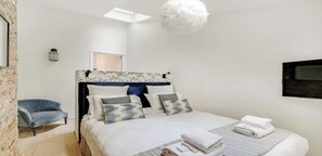 3 bedrooms, desk, iron/ironing board, travel cot - THE ESSENCE OF LUXURY LIVING IN A MAGNIFICIENT 120M2 LOFT-LE LOUVRE ST HONORE (Paris)