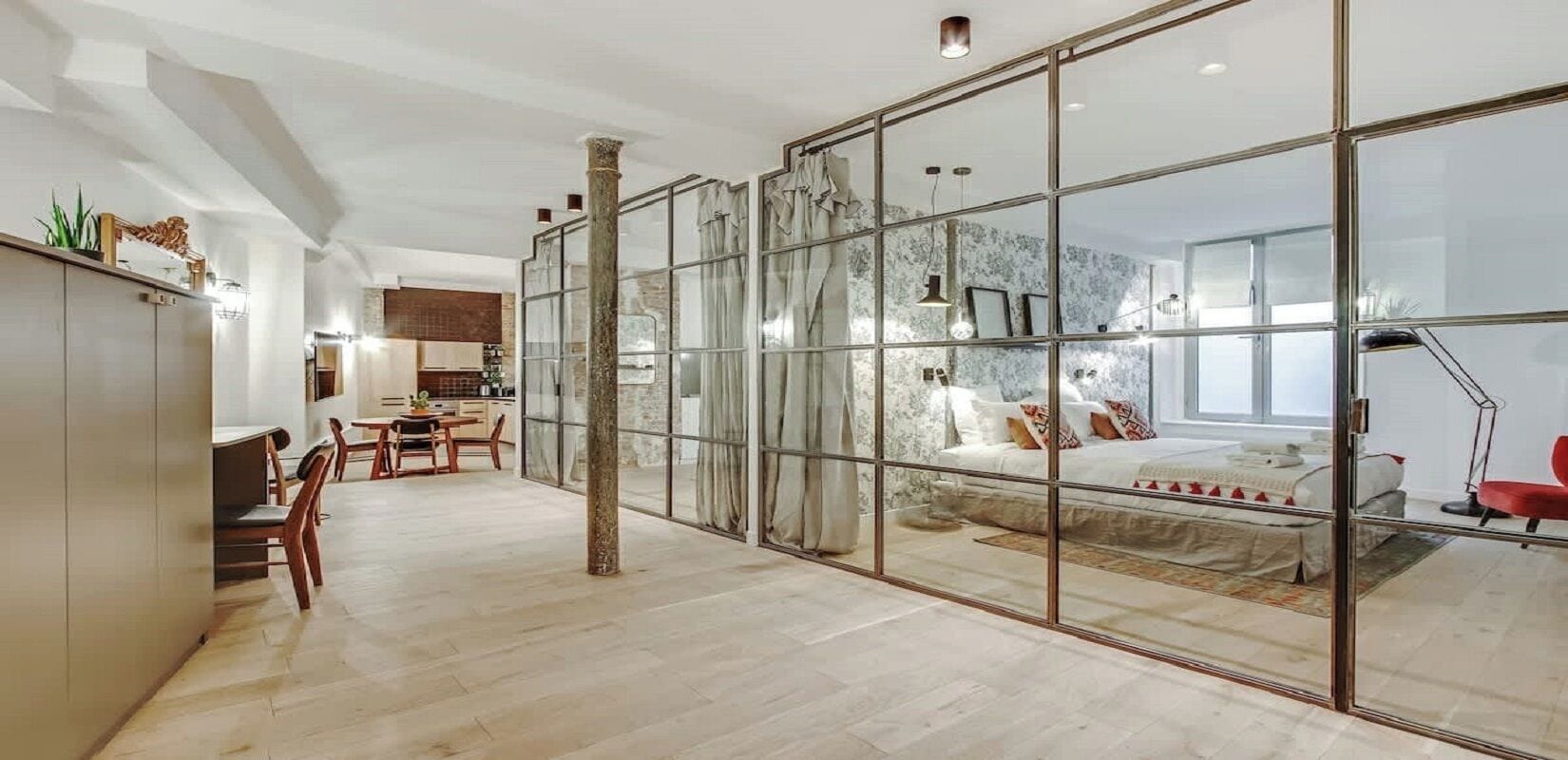 3 chambres, bureau, fer et planche à repasser, lit parapluie