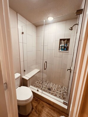 Shower, towels, soap, toilet paper - Fabulous 5-bedroom estate with AC in charming Round Rock (Round Rock)