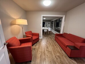 Living area - Fabulous 5-bedroom estate with AC in charming Round Rock (Round Rock)