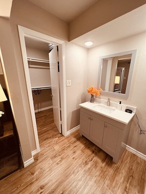 Bathroom - Fabulous 5-bedroom estate with AC in charming Round Rock (Round Rock)