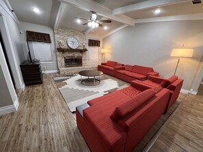 Living area - Fabulous 5-bedroom estate with AC in charming Round Rock (Round Rock)