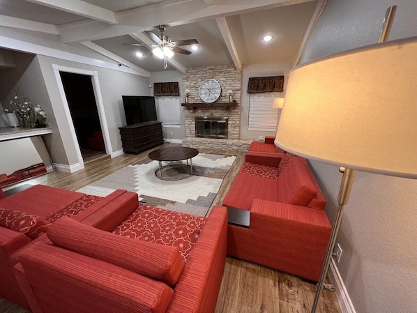 Living area - Fabulous 5-bedroom estate with AC in charming Round Rock (Round Rock)