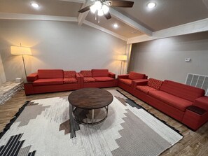 Living area - Fabulous 5-bedroom estate with AC in charming Round Rock (Round Rock)