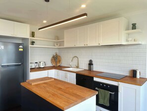 Fridge, microwave, oven, stovetop - Ocean View Holiday Home - Easy Access to Hobart (Midway Point)