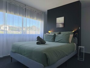 Iron/ironing board, travel cot, WiFi, bed sheets - Ocean View Holiday Home - Easy Access to Hobart (Midway Point)