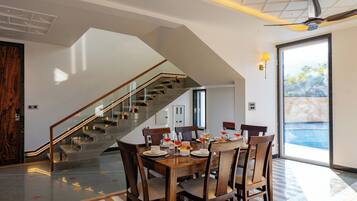 Deluxe Villa, Hill View | Dining