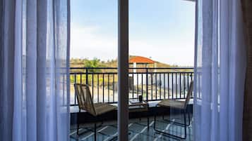 Deluxe Suite, River View | Interior