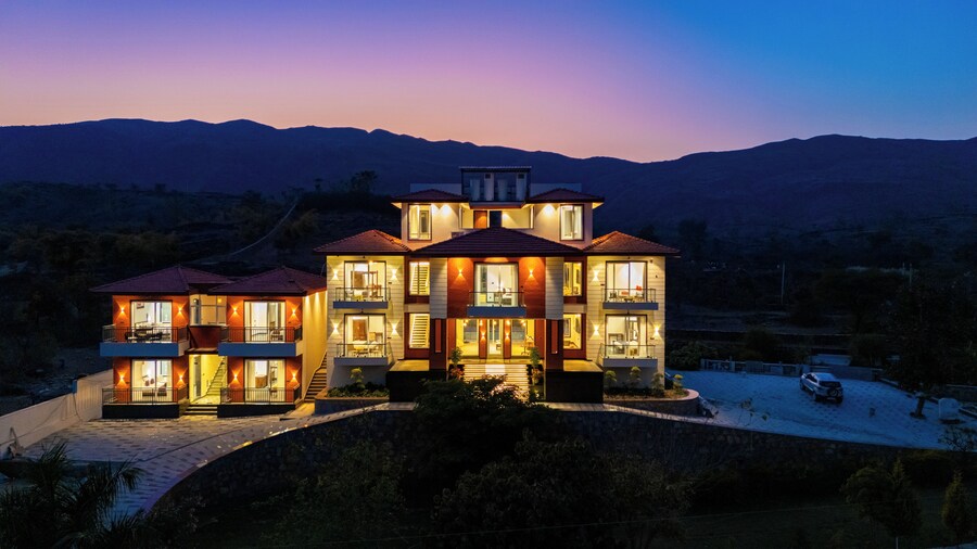 ELIVAAS Terra Cove 6 BHK Retreat with Pvt Pool