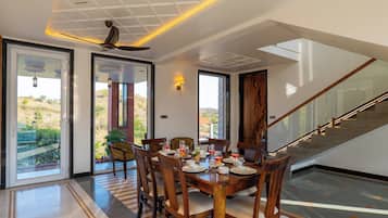 Deluxe Villa, Hill View | Dining