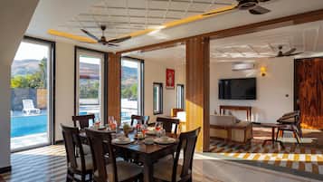 Villa Deluxe, vista a la colina | Restaurantes