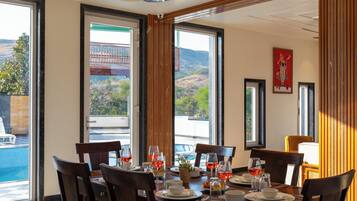 Deluxe Villa, Hill View | Dining