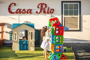 Children ’s area - Heated Pool/Court/Casita/Game Room/Movie Drive-in (San Antonio)