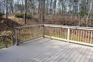 Property grounds - Enjoy a relaxing getaway in this spacious 3-bedroom, 2-bathroom home (South Dennis)